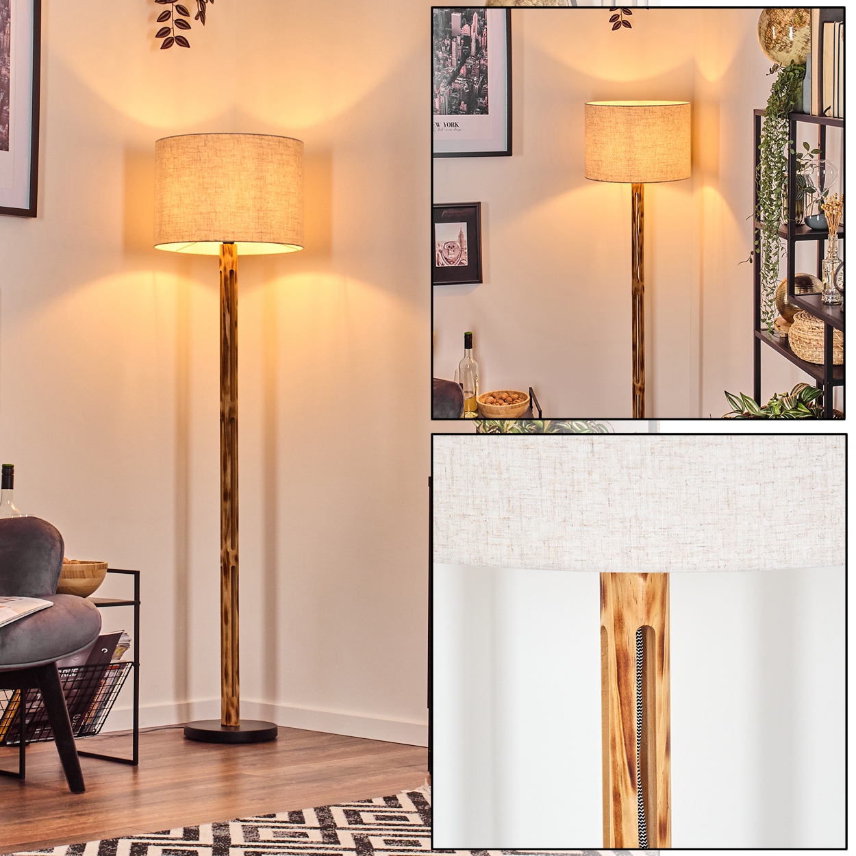Eine Stehlampe mit beigem Lampenschirm steht in einem Raum. Die Lampe hat einen Holzpfosten. Das Zimmer hat einen Teppich, einen Stuhl und einige Regale.