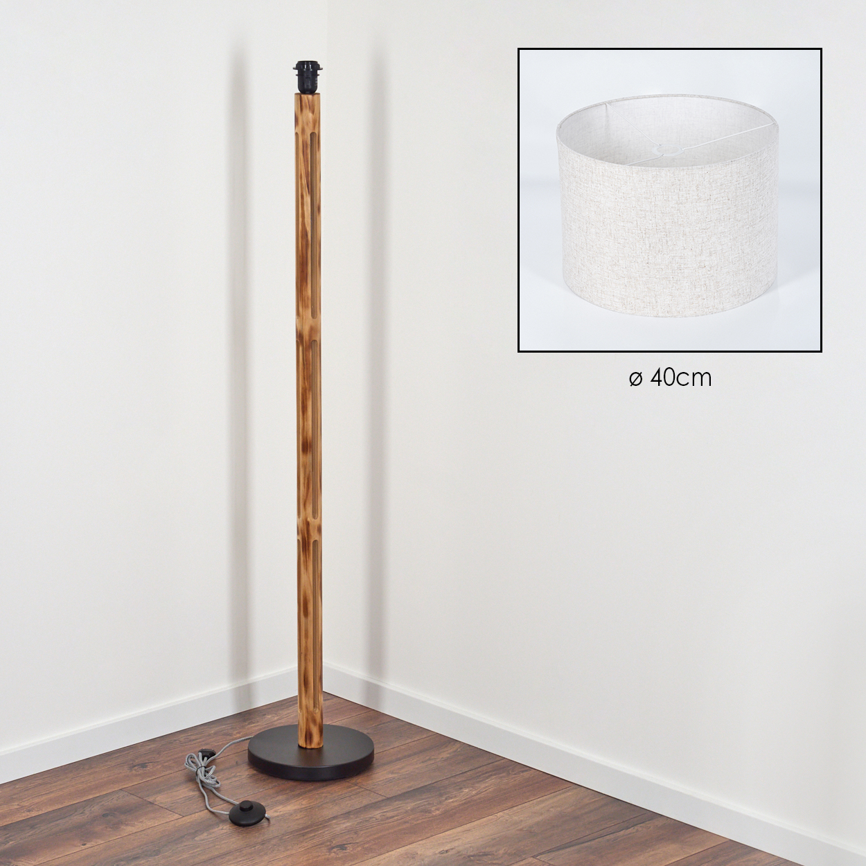 Eine hölzerne Stehlampe steht in einer Ecke. Ein Lampenschirm (40 cm Durchmesser) wird in einem kleinen Vorschaubild gezeigt. Schwarzer Sockel und Fußschalter.