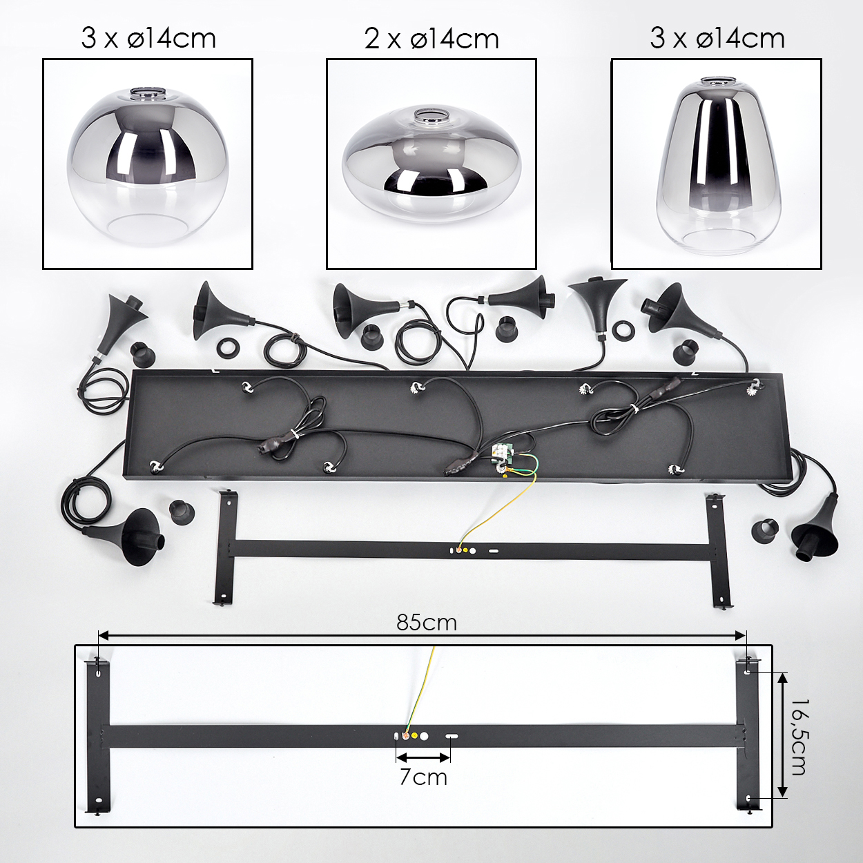Zerlegte moderne Leuchte. Enthält drei Glasschirme, eine Metallbasis und mehrere schwarze, trichterförmige Leuchten.