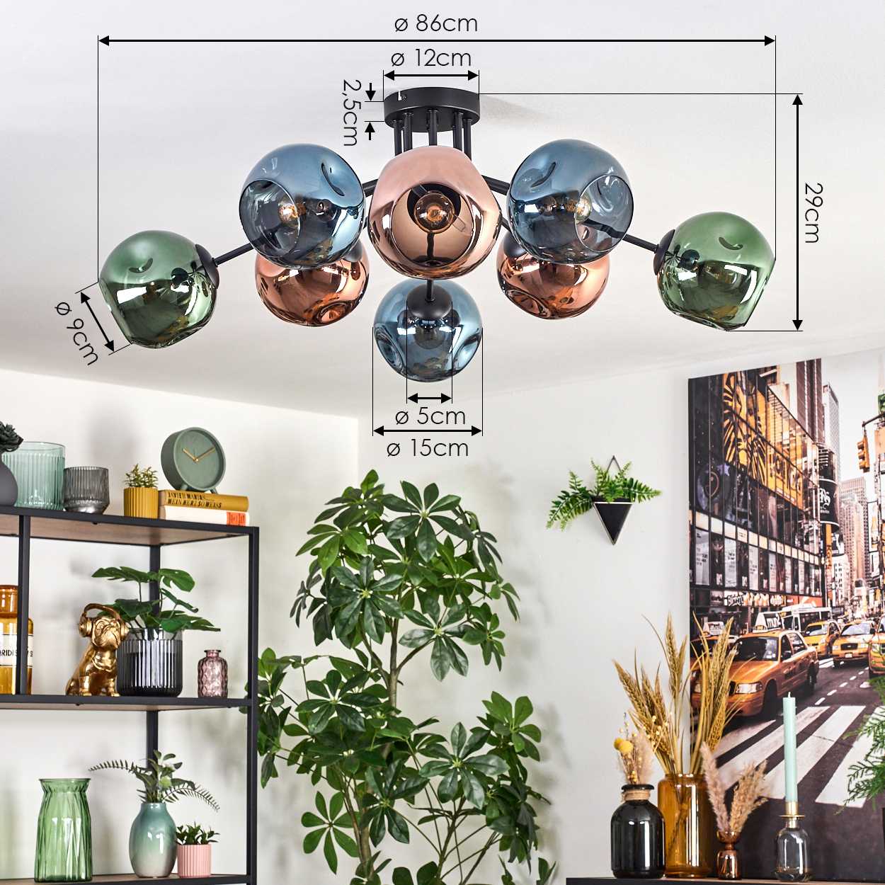 Eine moderne Deckenlampe mit Glaskugeln in Kupfer- und Blautönen. Der Raum hat Pflanzen, Kunst und Dekor.
