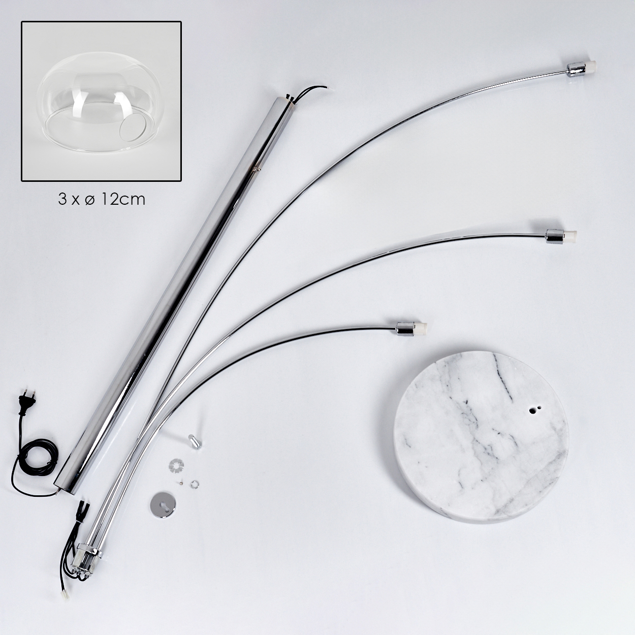 Zerlegte Teile einer modernen Lampe auf weißem Hintergrund. Enthält Glasschirm, Metallröhren, Marmorsockel und Schrauben.