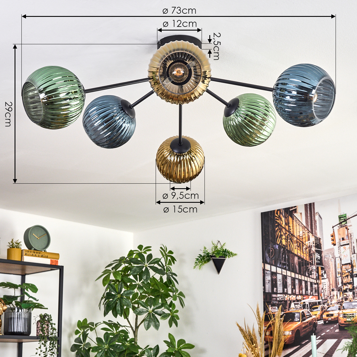 Eine moderne Deckenlampe mit Glasschirmen in Grün, Blau und Gold. Der Raum hat eine Pflanze, ein Gemälde und ein Regal.