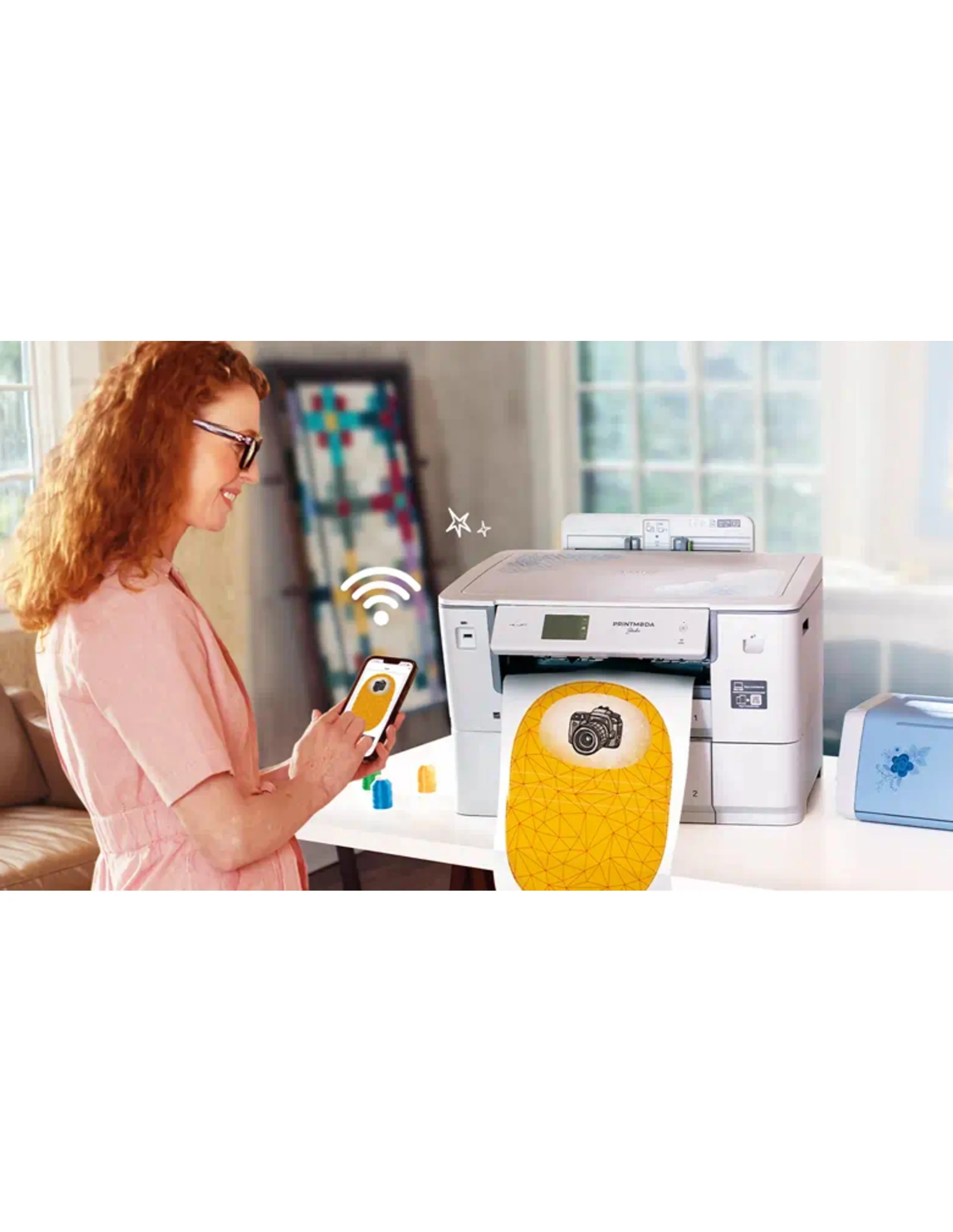 Vrouw gebruikt telefoon bij printer. Bedrukt papier met camera-icoon komt eruit. WiFi-icoon op scherm.