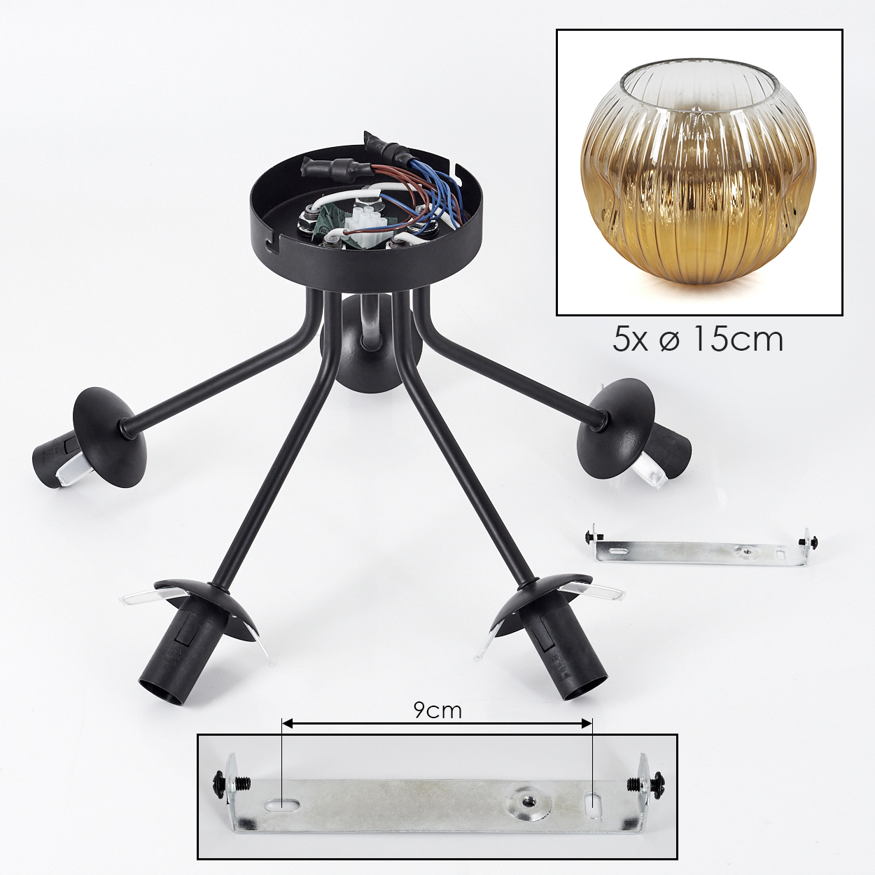 Schwarze Deckenlampe mit vier Armen und Lampenfassungen, eine goldene Glaskugel und Montagematerial auf weißem Hintergrund.