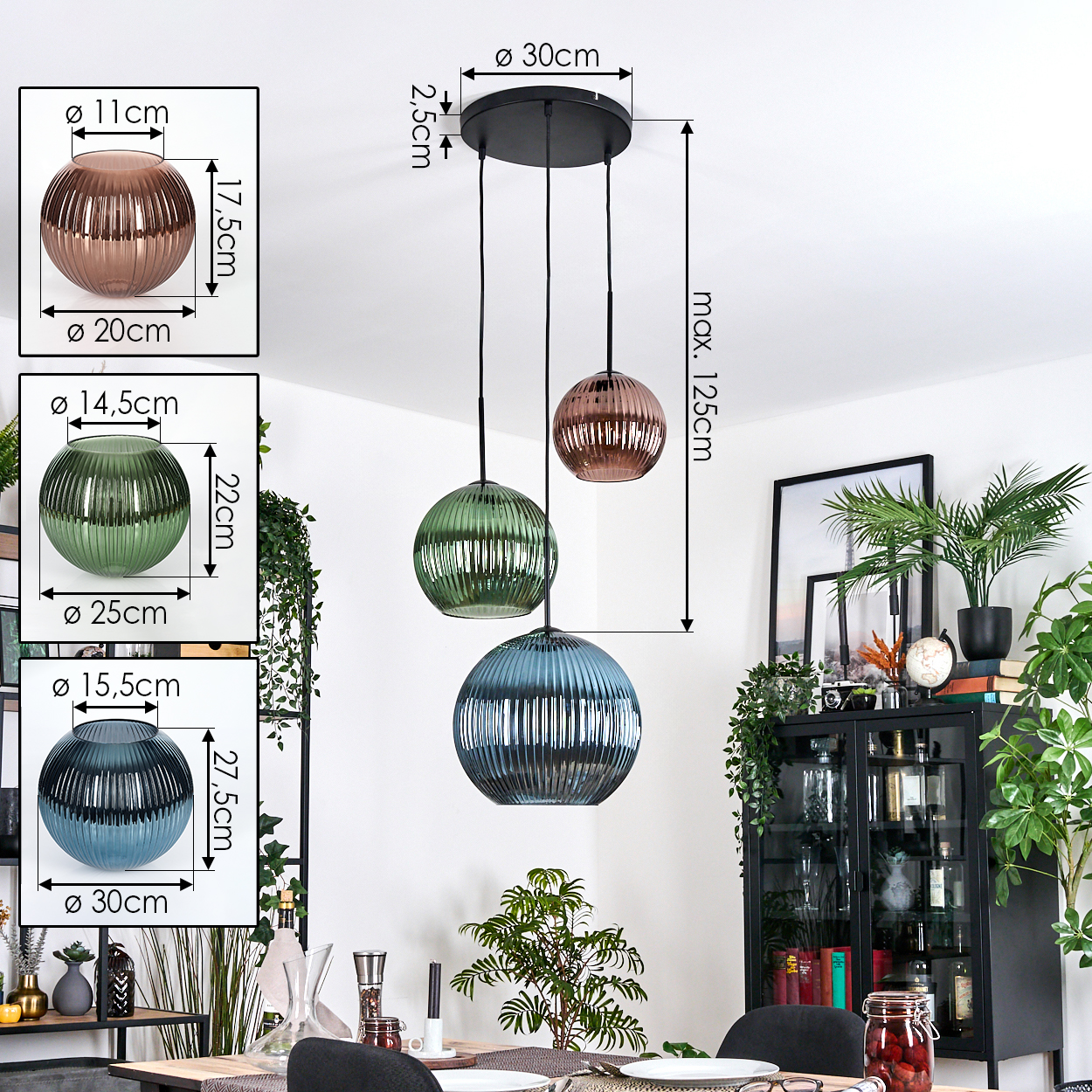 Drei Pendelleuchten mit runden, geriffelten Glasschirmen. Im Vordergrund ein gedeckter Esstisch, im Hintergrund ein Schrank.