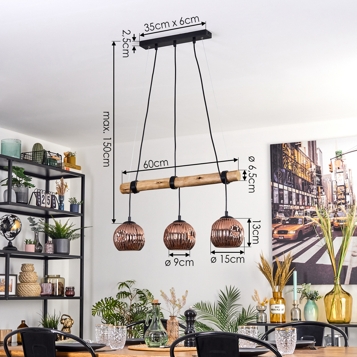 Ein modernes Esszimmer mit Hängelampe, Tischdekoration und einem New York City Gemälde an der Wand.