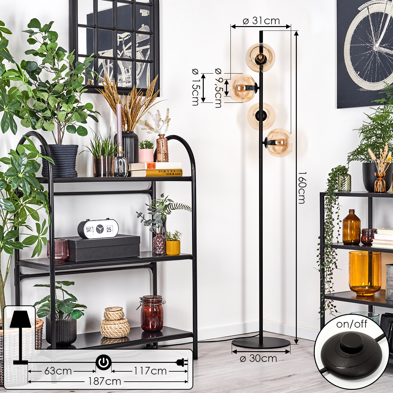 Ein Raum mit einem schwarzen Metallregal, Pflanzen und einer schwarzen Lampe. Eine Stehlampe mit drei Glaskugeln. Maße sind angegeben.