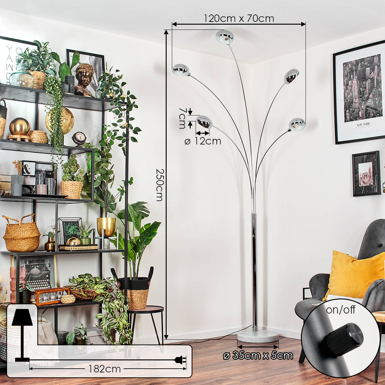 Ein modernes Wohnzimmer mit Stehlampe. Es gibt einen grauen Sessel mit gelbem Kissen und schwarze Regale mit Dekorationsartikeln.