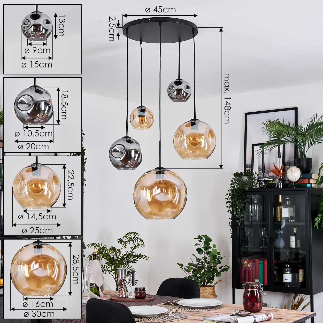 Eine moderne Pendelleuchte mit fünf Lampen. Einige sind verchromt, einige sind aus Amberglas. Esstisch darunter mit Pflanzen und Dekor.