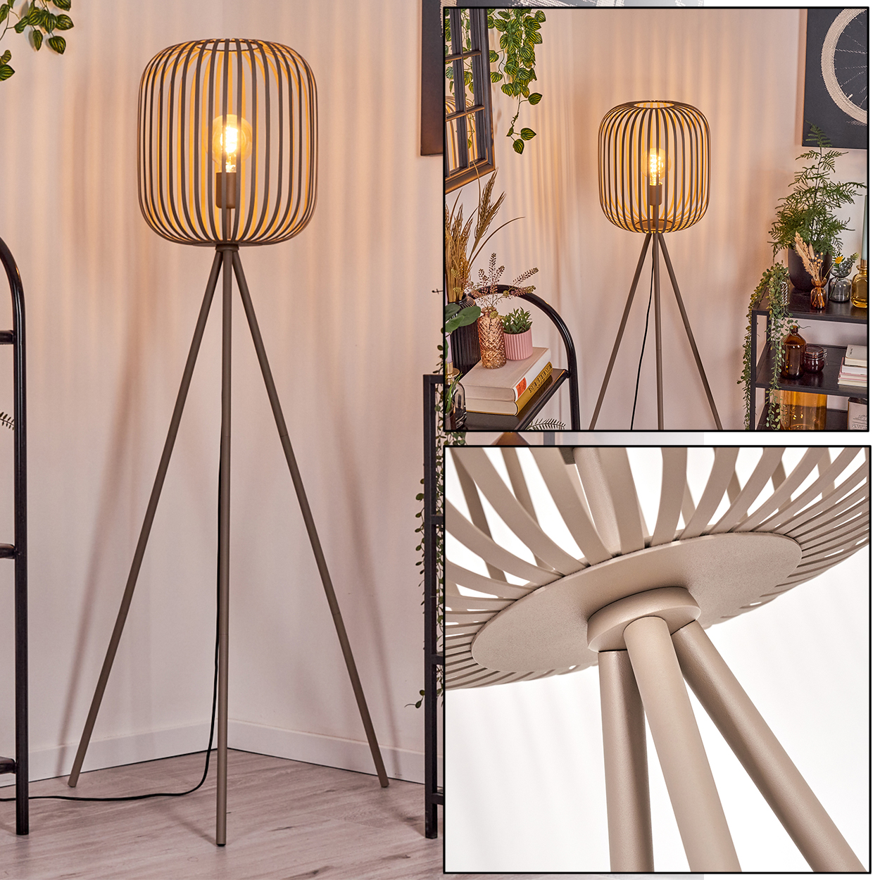 Eine moderne Stehlampe mit käfigartigem Lampenschirm, die auf Stativbeinen steht. Der Hintergrund zeigt Regale und Pflanzen.
