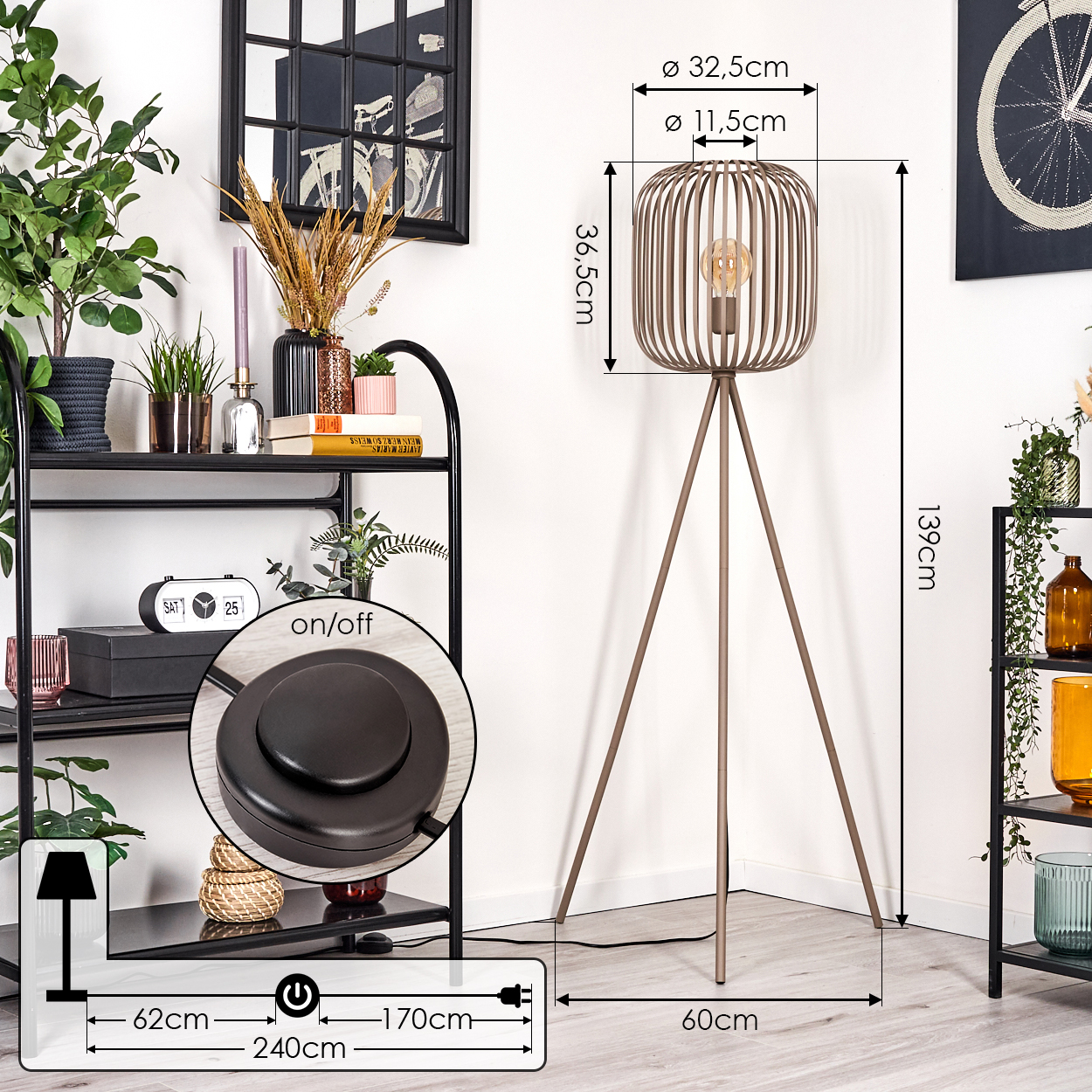 Eine moderne Stehlampe mit Metallkäfigschirm steht in einer Ecke. Regale mit Dekorationen stehen im Hintergrund. Abmessungen sind angegeben.