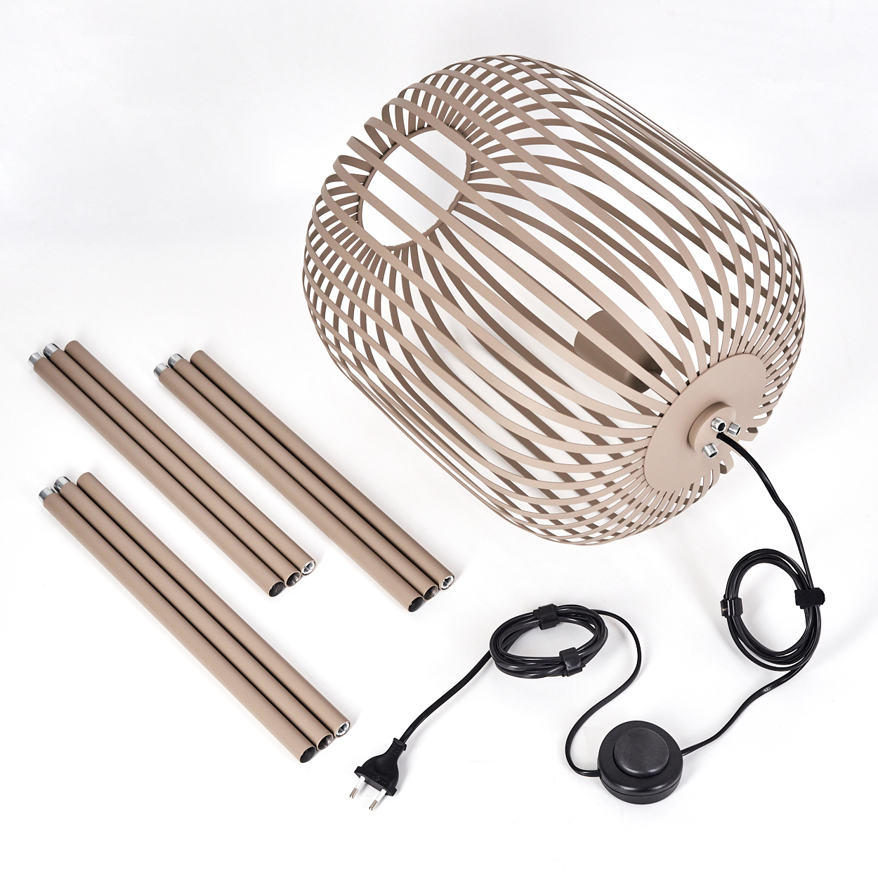 Zerlegte Lampe mit beigem Schirm, Metallbeinen und schwarzem Netzkabel mit Schalter und Stecker auf weißem Hintergrund.