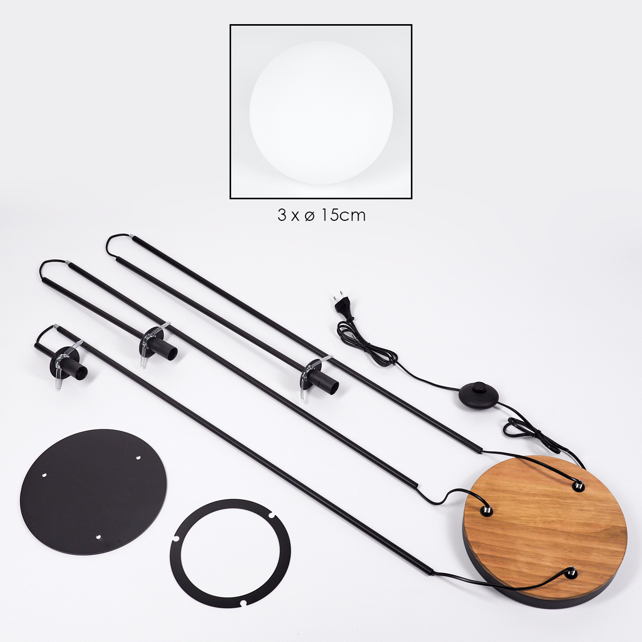 Zerlegte Lampenteile auf weißem Hintergrund. Enthält ein Licht, schwarze Stangen, Holzsockel, Metallringe und ein Netzkabel.