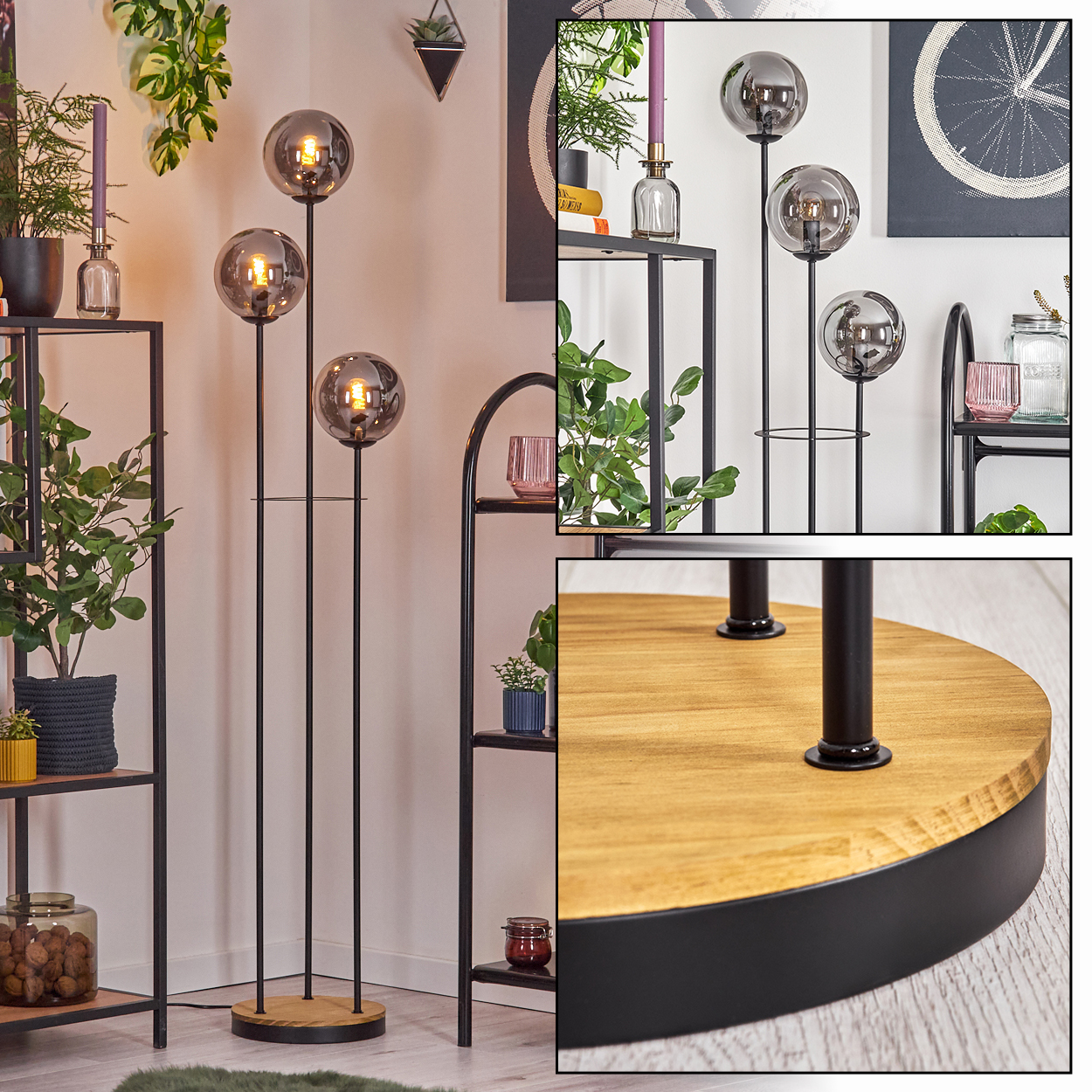 Eine moderne Stehlampe mit drei kugelförmigen Schirmen. Im Hintergrund Regale mit Pflanzen und Dekoration. Der Sockel ist aus Holz.