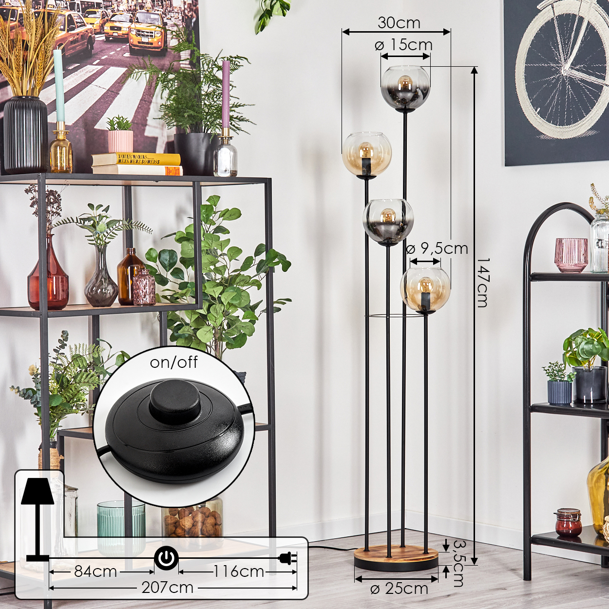 Eine moderne Stehlampe mit vier Glaskugellampen. Schwarzer Metallrahmen mit Holzsockel. Regale mit Dekorationen an den Seiten.