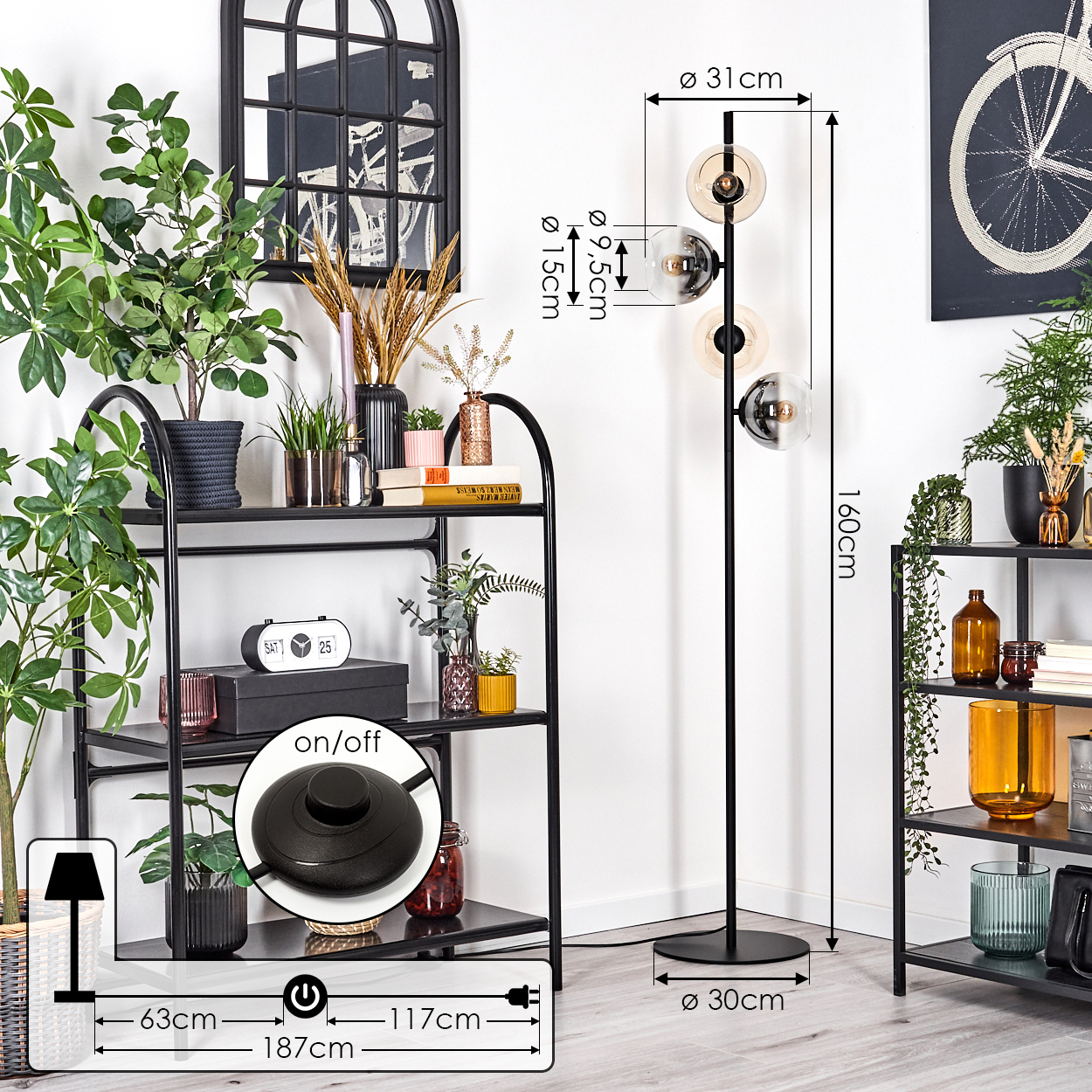 Ein modernes Zimmer mit schwarzer Stehlampe, Regalen, Pflanzen und einem Fahrradkunstwerk. Maße sind ebenfalls vorhanden.