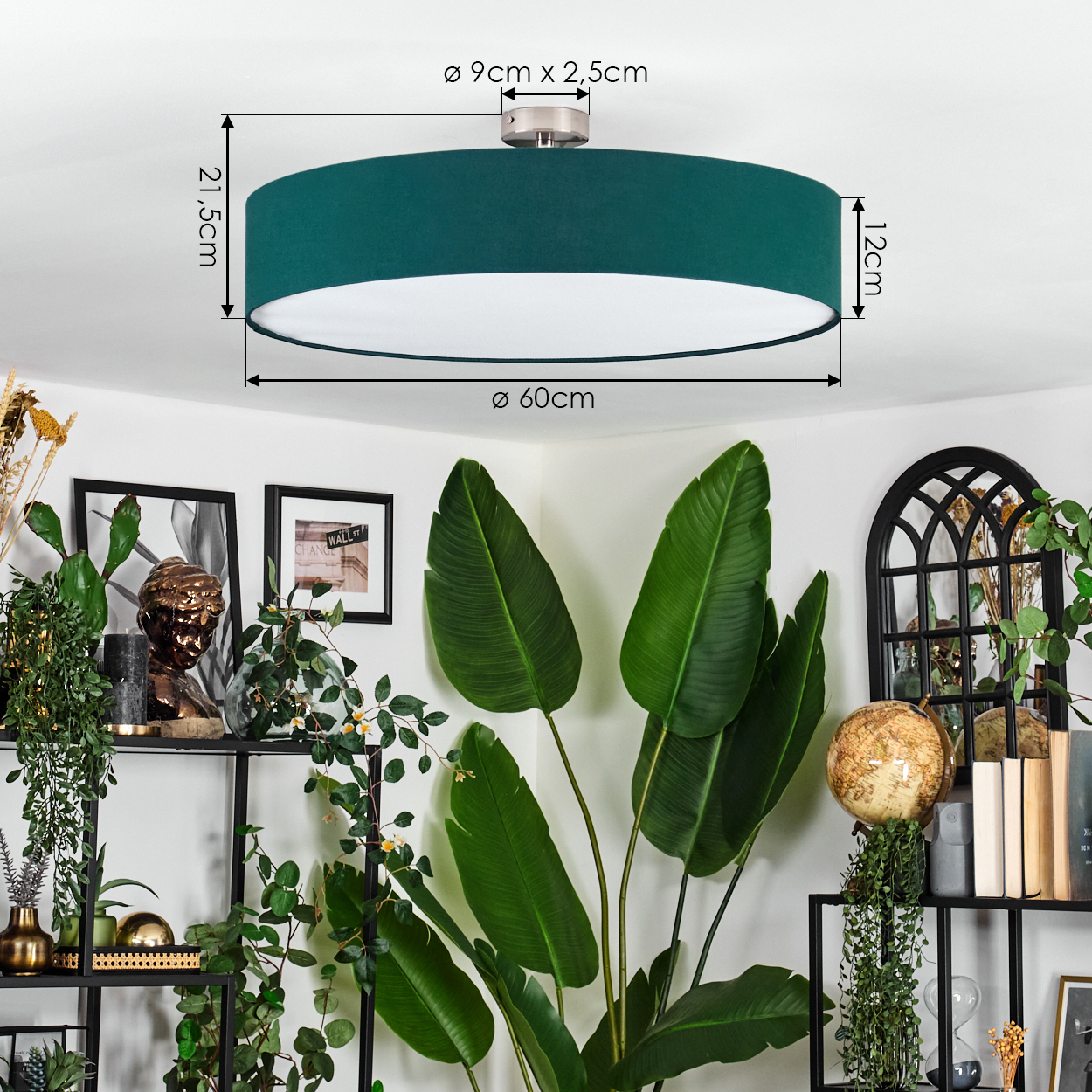 Eine tealfarbene Deckenlampe ist montiert. Grüne Pflanzen, Regale mit Dekoration und eine große Pflanze befinden sich im Raum. Maße der Lampe.