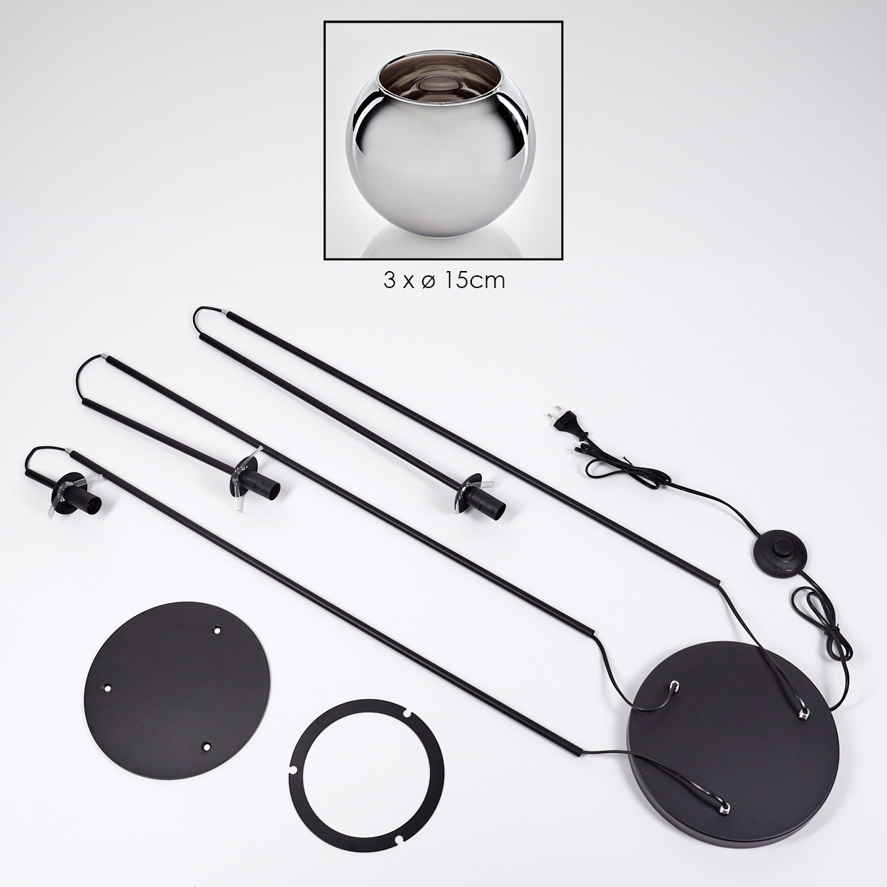 Zerlegte Lampe mit silbernem, schalenförmigem Oberteil. Schwarze Stäbe, Basisteile und Netzkabel sind ebenfalls vorhanden.