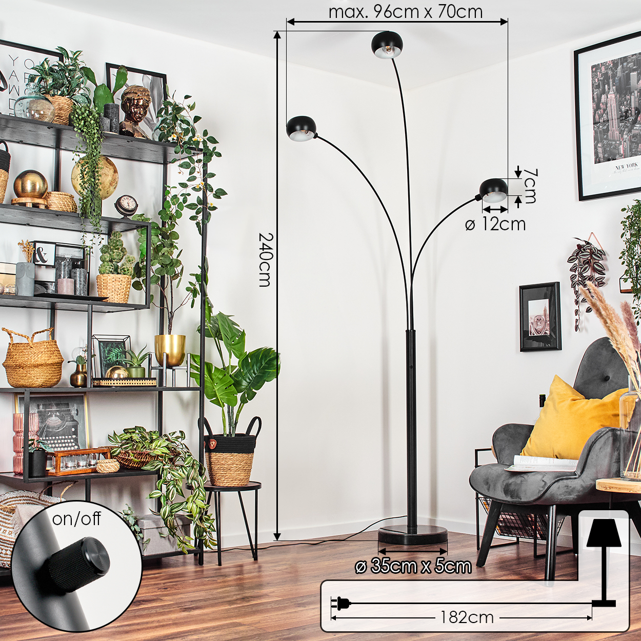 Modernes Wohnzimmer mit schwarzer Stehlampe, Regalen mit Pflanzen und grauem Sessel mit gelbem Kissen.