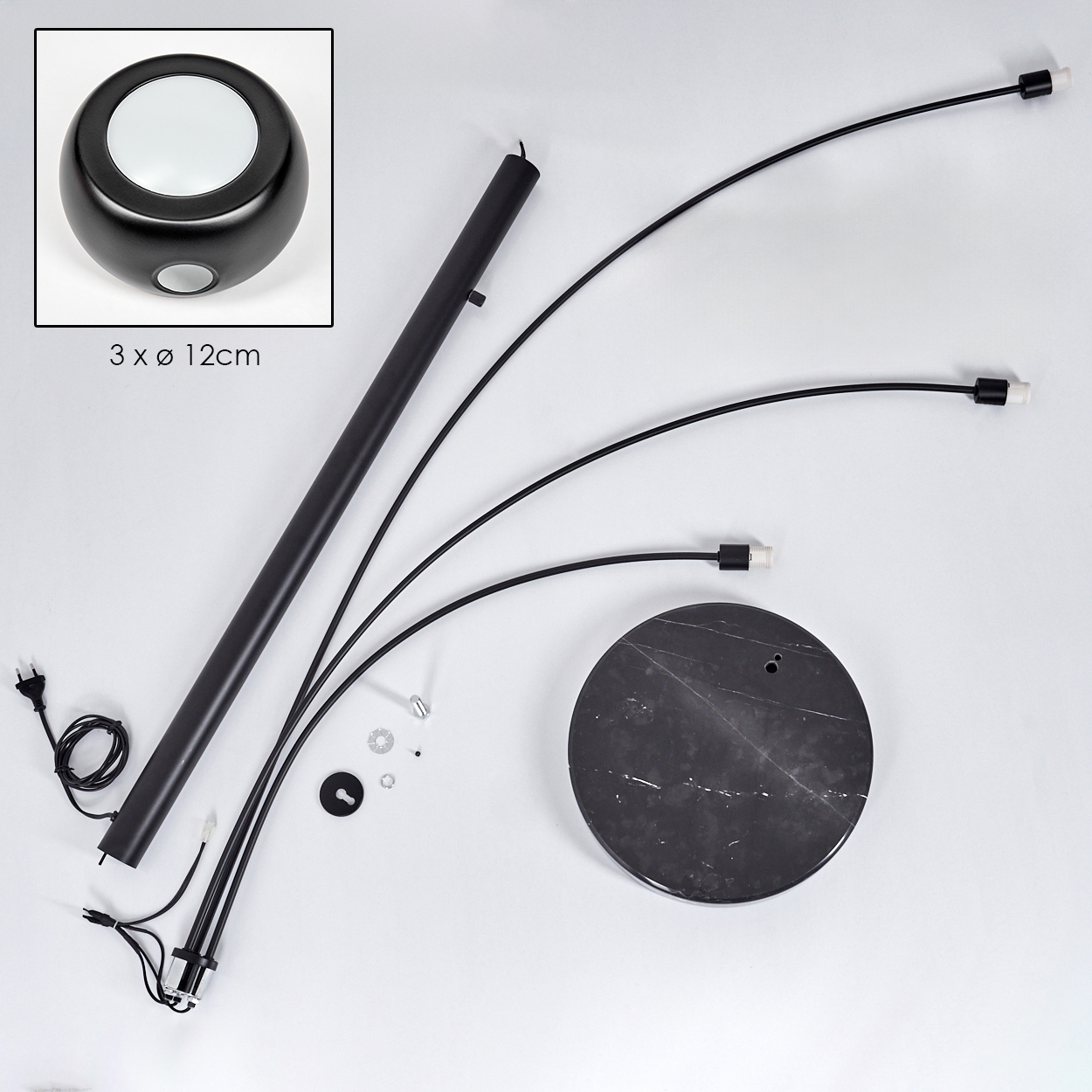 Zerlegte schwarze Stehlampe. Enthält Sockel, Stange, gebogene Arme mit Lichtern und einen Lampenkopf. Komponenten auf weißer Oberfläche.