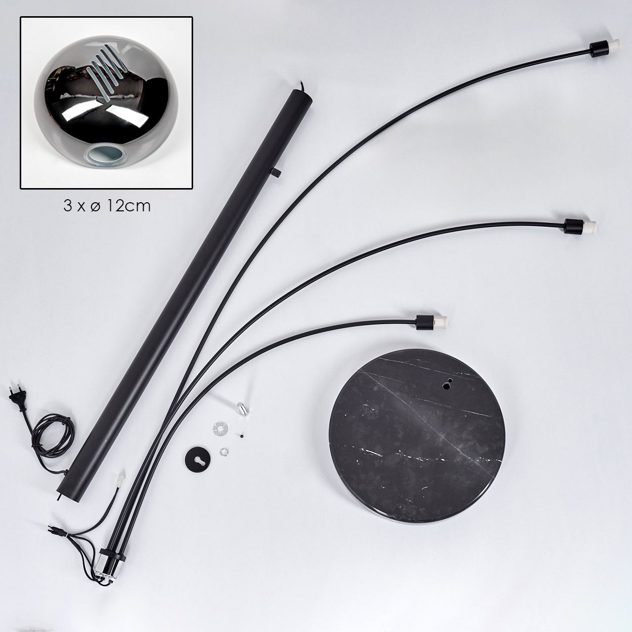 Zerlegte schwarze Stehlampe. Enthält Sockel, Stange, gebogene Arme, Lampenkopf und Hardware. Ein verchromter Lampenkopf ist in einem kleinen Einsatzbild gezeigt.