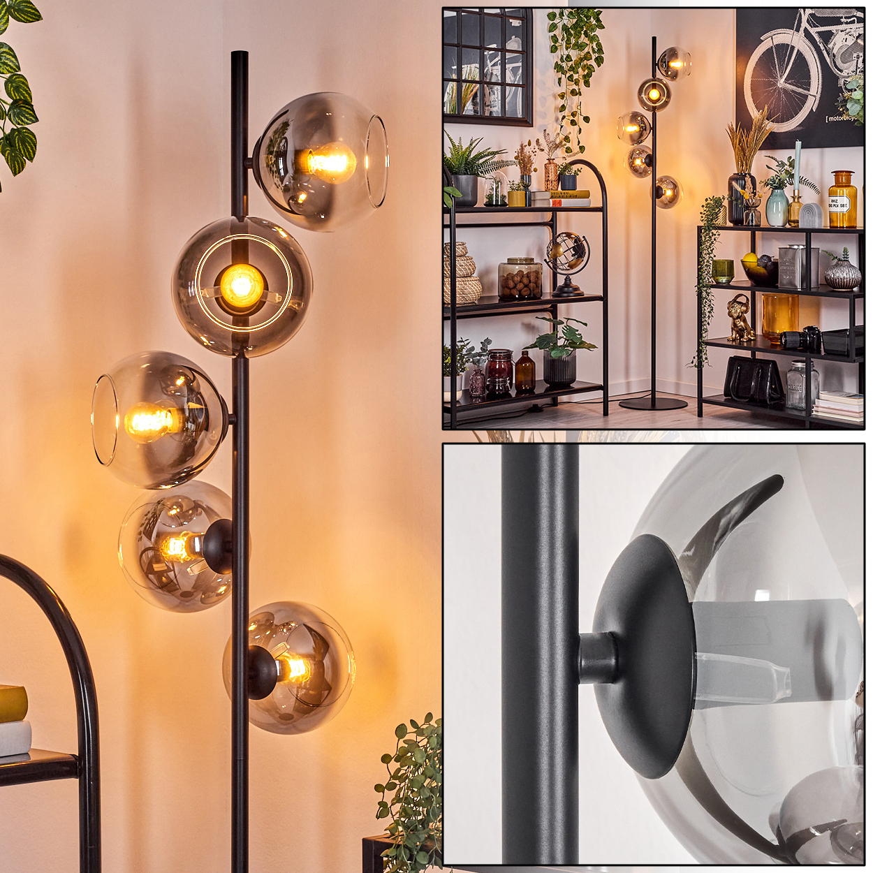 Eine moderne Stehlampe mit fünf Glaskugeln, die mit warmem Licht beleuchtet werden, steht in einem Raum mit Regalen und Pflanzen im Hintergrund.