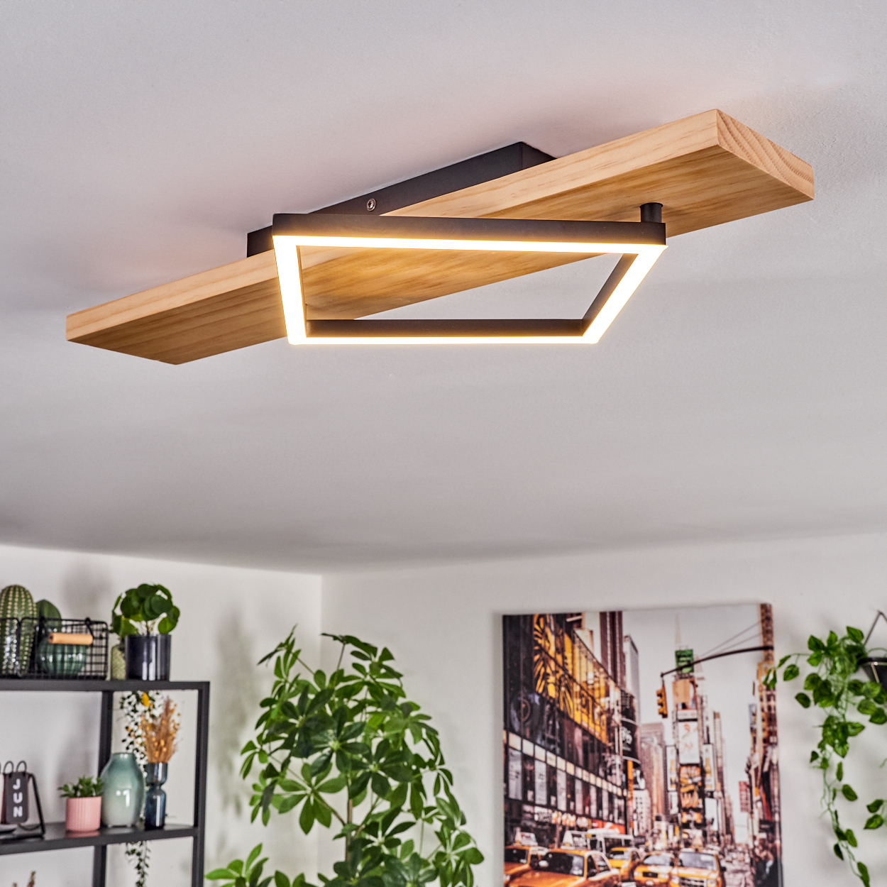 Eine moderne Deckenleuchte mit Holz- und Schwarzmetalldesign. Pflanzen und ein Stadtbild im Hintergrund.