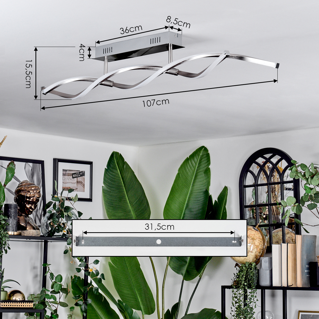 Eine moderne Deckenlampe mit wellenförmigem Design ist an der Decke montiert. Darunter ein Raum mit Pflanzen, einem Globus und anderen Dekorationen.