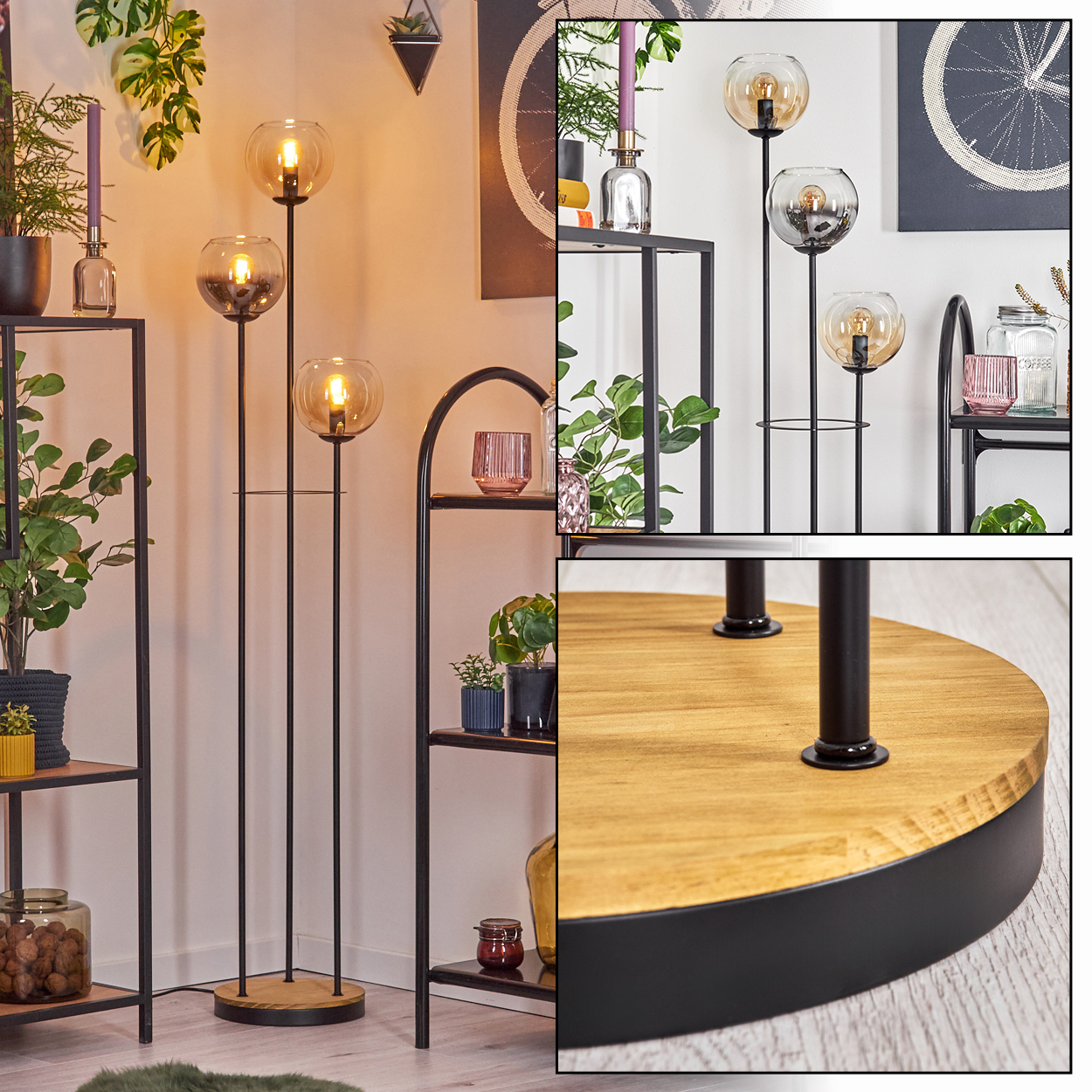 Stehlampe mit drei Glaskugeln. Regale mit Pflanzen und Dekor. Holzsockel, schwarzes Metallgestell. Warme Innenbeleuchtung.