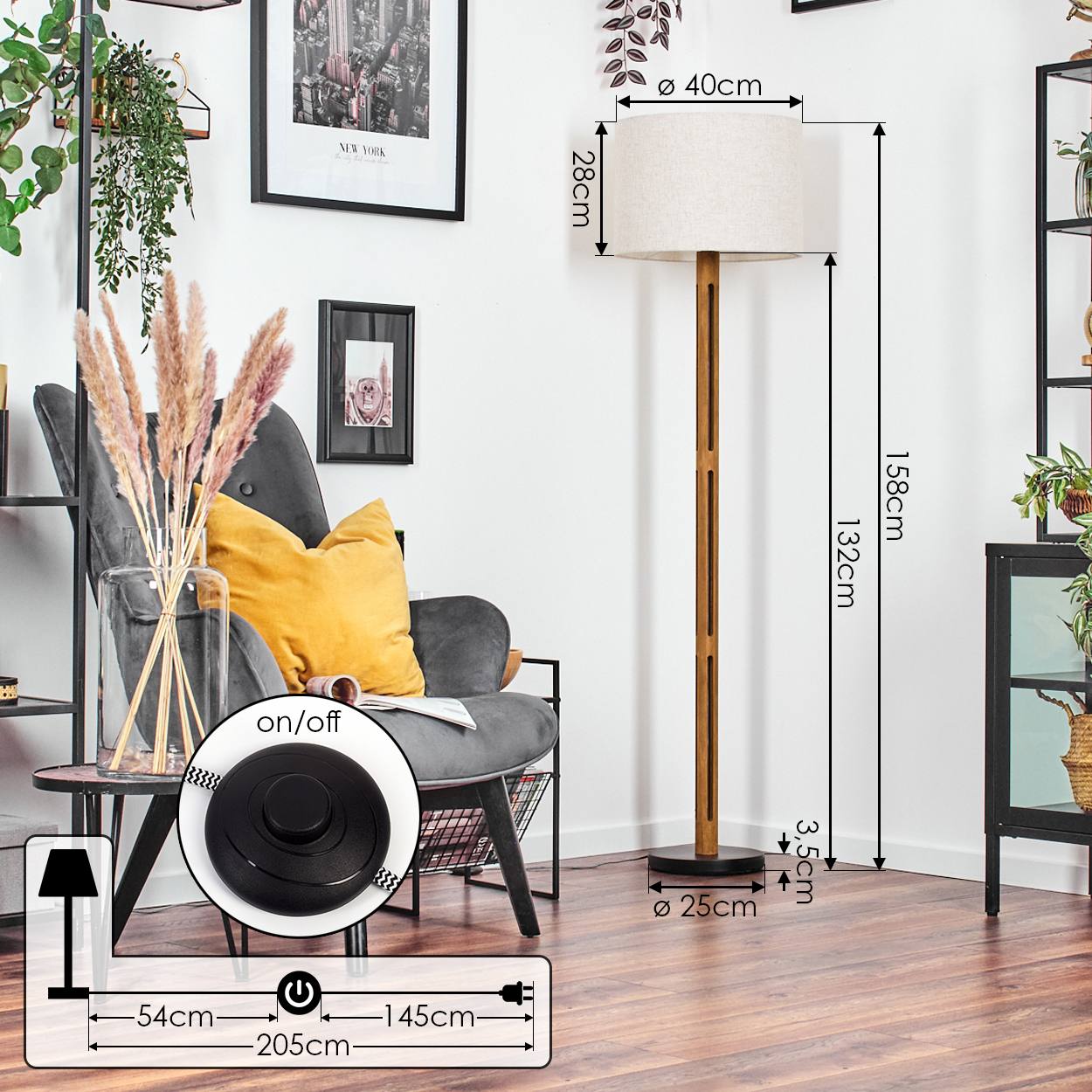 Ein Raum mit Stehlampe, Sessel und Dekorationen. Die Lampe hat einen beigen Schirm, Holzständer. Maße sind im Bild angegeben.