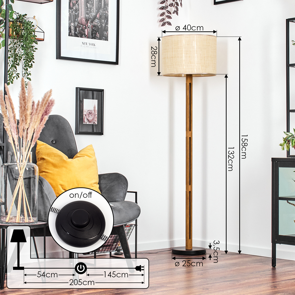 Eine Stehlampe mit beigem Lampenschirm steht neben einem grauen Sessel. Ein New York-Bild und ein schwarzer Rahmen sind an der Wand.