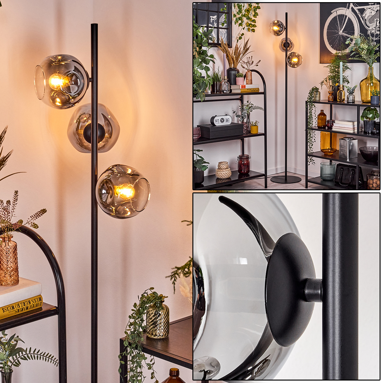 Eine moderne Stehlampe mit drei Glaskugelschirmen, schwarzer Stange. Regale mit Pflanzen und Dekoration im Hintergrund.
