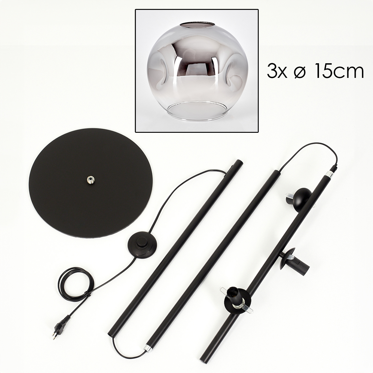 Zerlegte schwarze Stehlampe mit kugelförmigem Glasschirm. Teile: Sockel, Stangen und Netzkabel, alles auf weißem Untergrund.