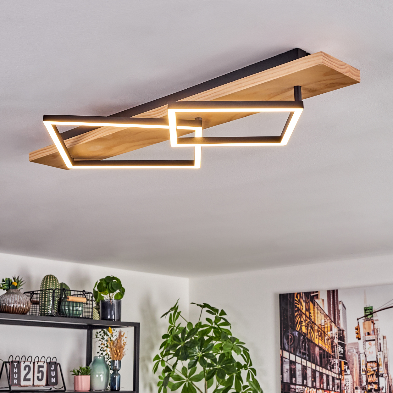 Deckenleuchte mit Holz- und schwarzen Metallelementen. Darunter ein Regal mit Pflanzen und ein Stadtbild.