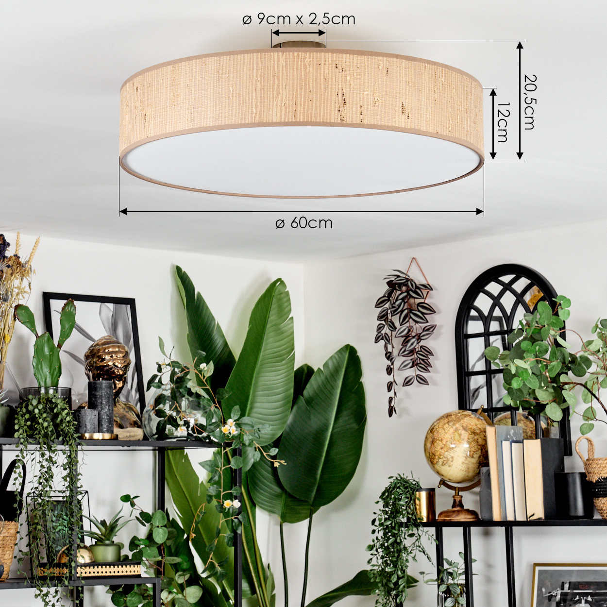 Deckenleuchte, Durchmesser 60 cm, beiger gewebter Schirm. Pflanzen auf Regalen darunter, darunter große grüne Blätter und ein Globus.