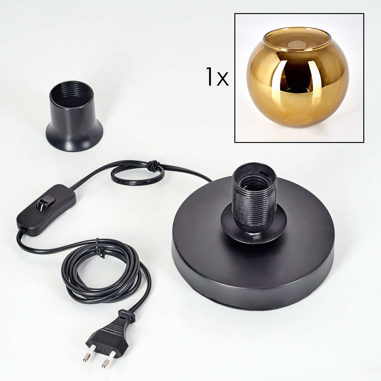 Zerlegte schwarze Pendelleuchte. Enthält einen Sockel, eine Fassung, einen Schalter, ein Netzkabel und eine goldene Glaskugel.