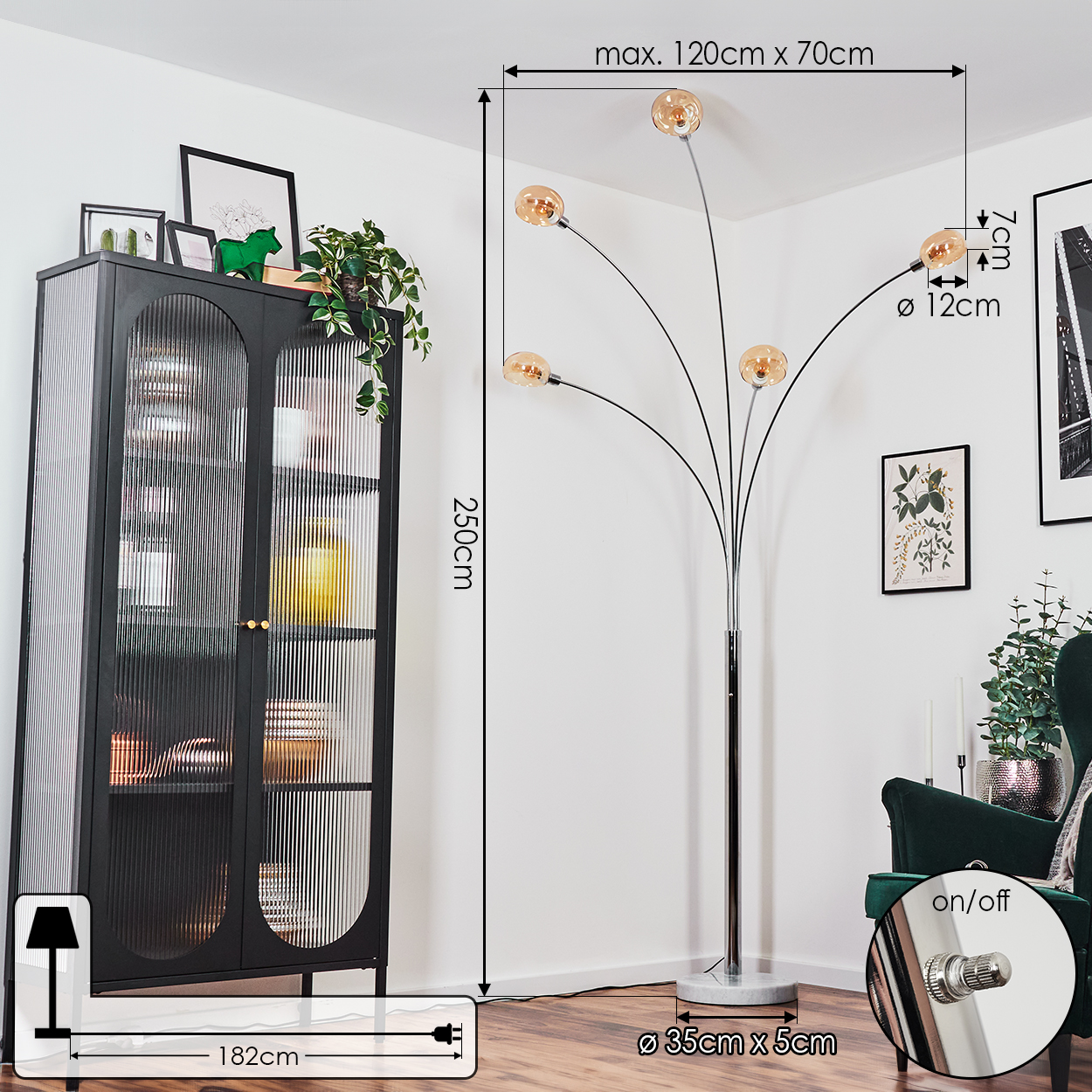 Ein modernes Wohnzimmer mit schwarzem Schrank, Stehlampe mit fünf Glühbirnen und grünem Sessel.