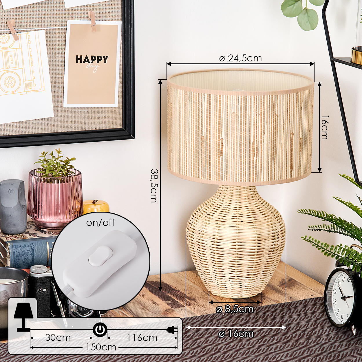 Eine gewebte Lampe mit zylindrischem Schirm steht auf einem Holztisch. Weitere Objekte sind eine Pflanze, eine Eulenstatue und eine Uhr.