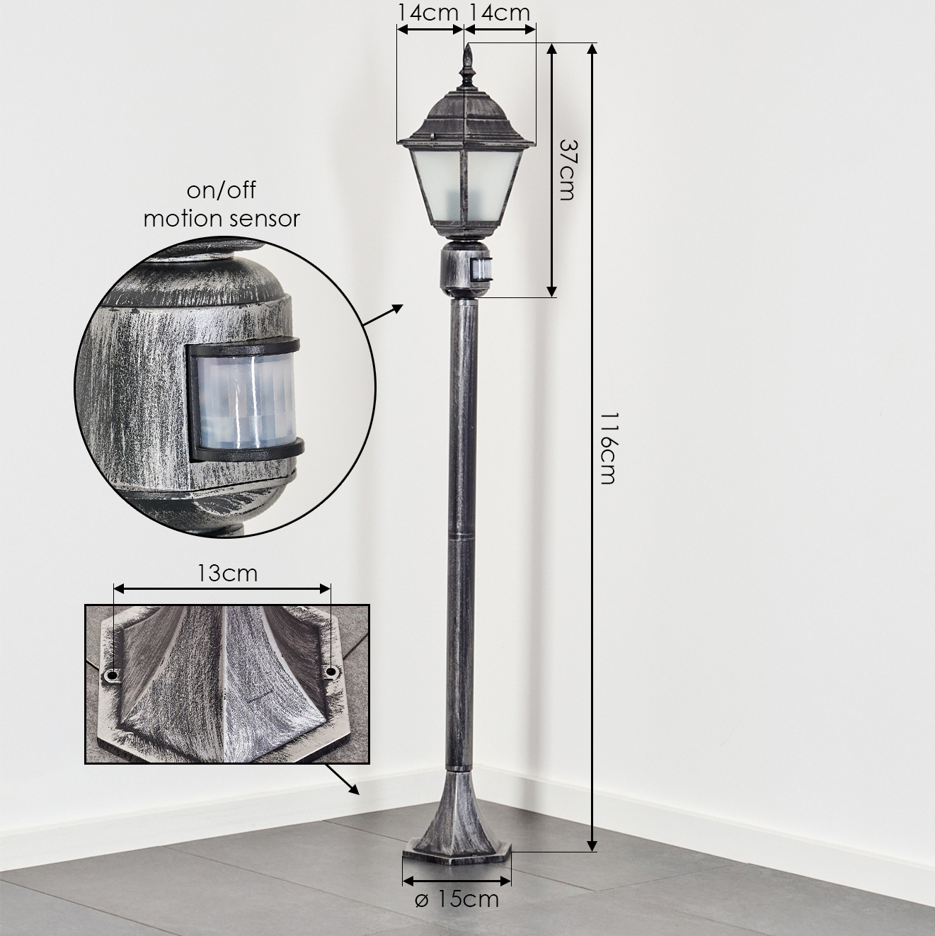 Eine silberne Außenlaterne mit Bewegungssensor. Enthält detaillierte Nahaufnahmen des Sensors und des Sockels. Die Lampe steht auf grauem Boden.