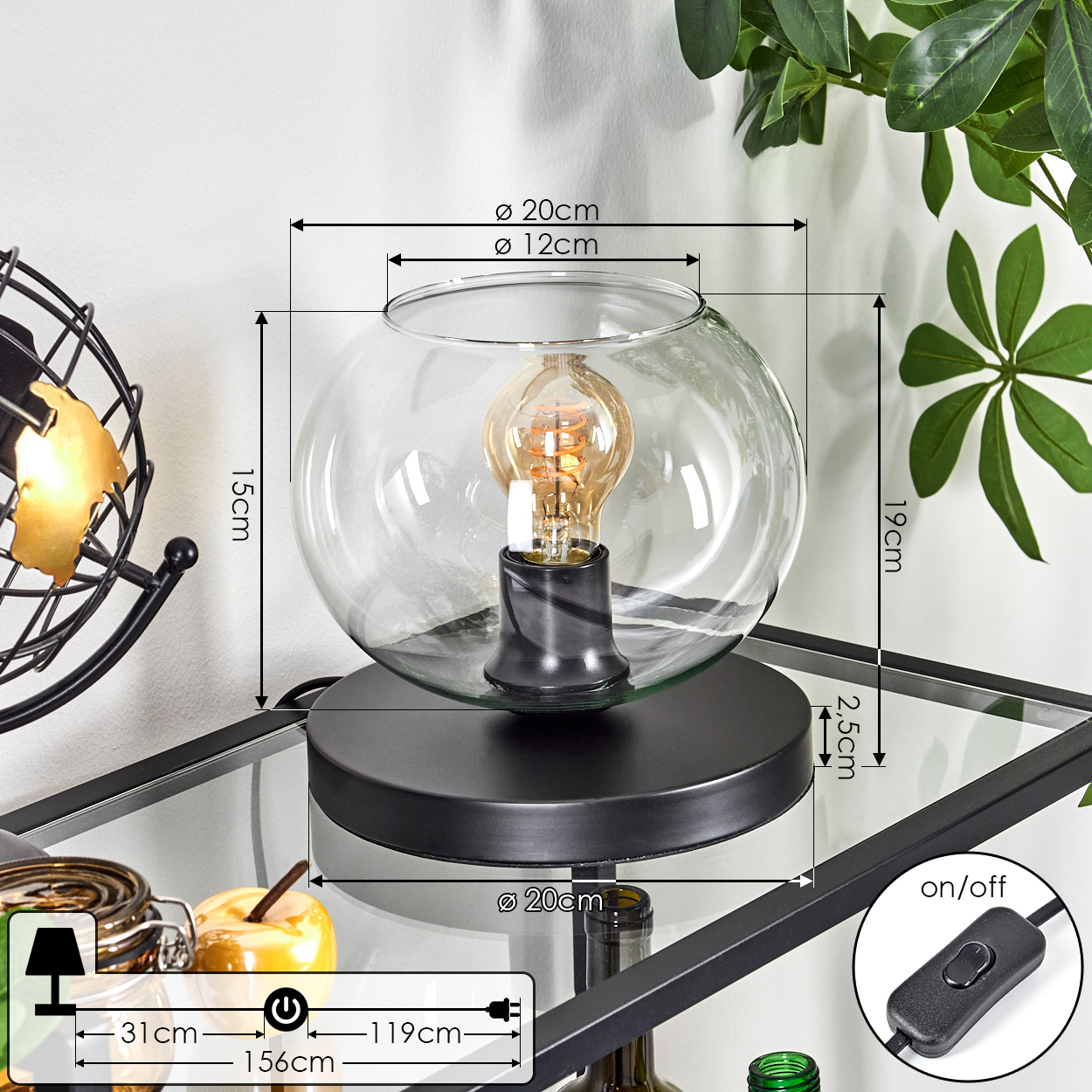 Eine dekorative Lampe mit klarem Glasschirm und sichtbarer Glühbirne, auf einem schwarzen Ständer. Maße sind im Bild angegeben.