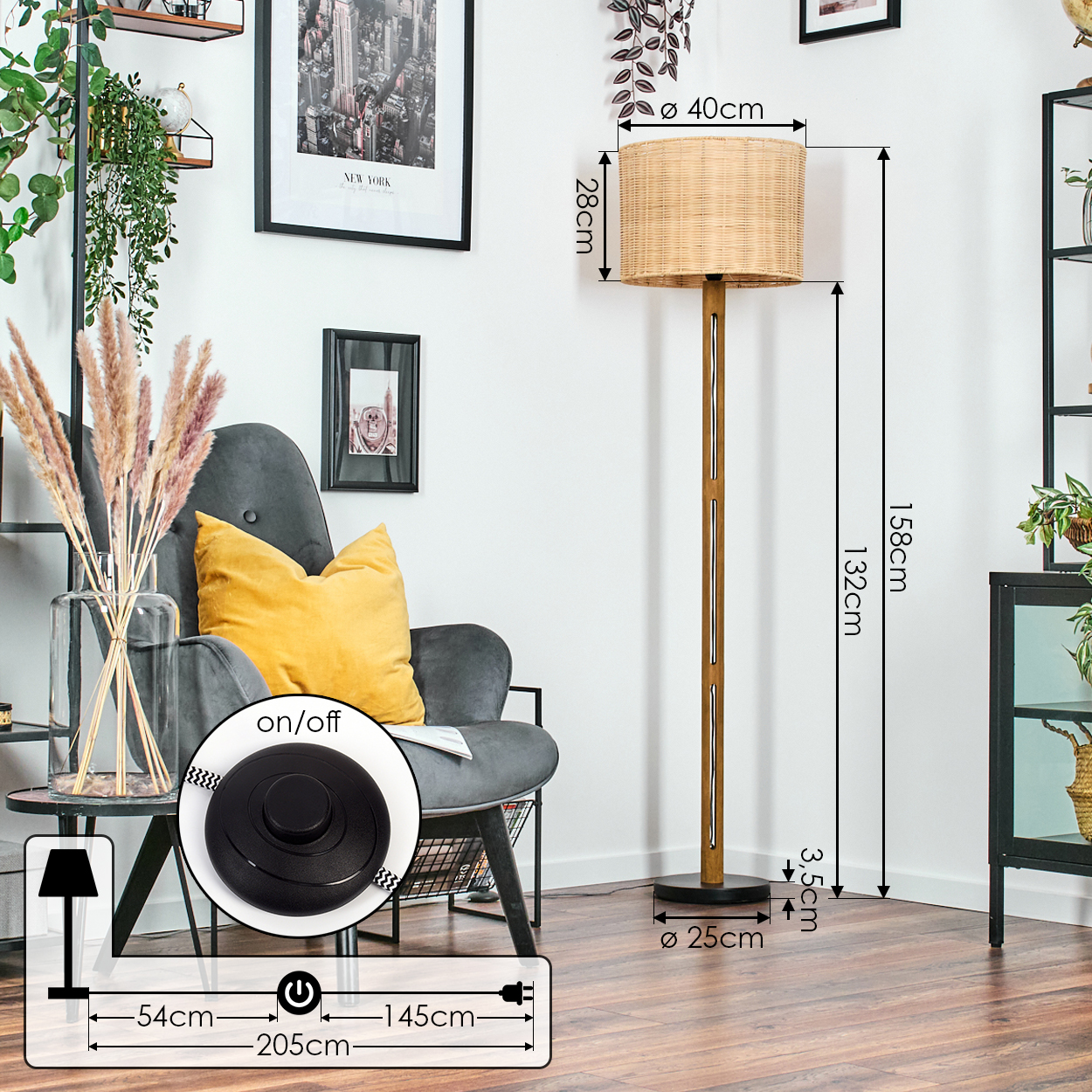 Eine Stehlampe mit einem Lampenschirm aus Korbgeflecht steht neben einem grauen Sessel mit einem gelben Kissen. Im Hintergrund ein Poster und Pflanzen.