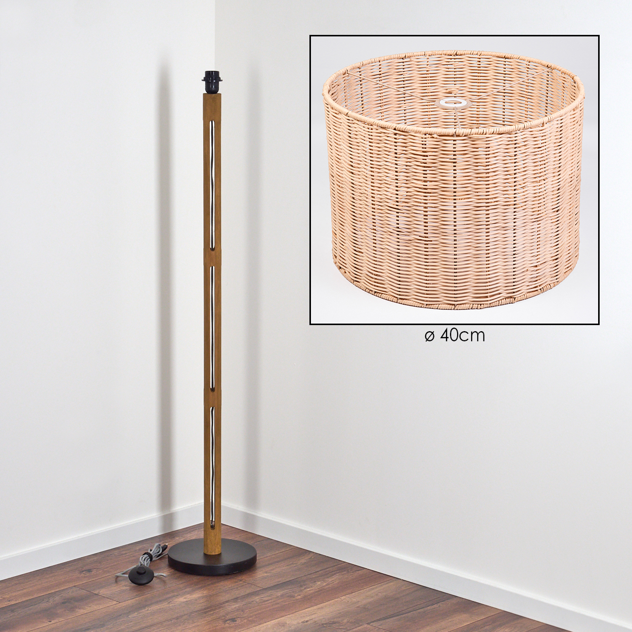Eine Stehlampe mit Holzrahmen und einem gewebten Lampenschirm. Die Lampe steht auf einem dunklen Sockel. Der Einsatz zeigt den Lampenschirm.