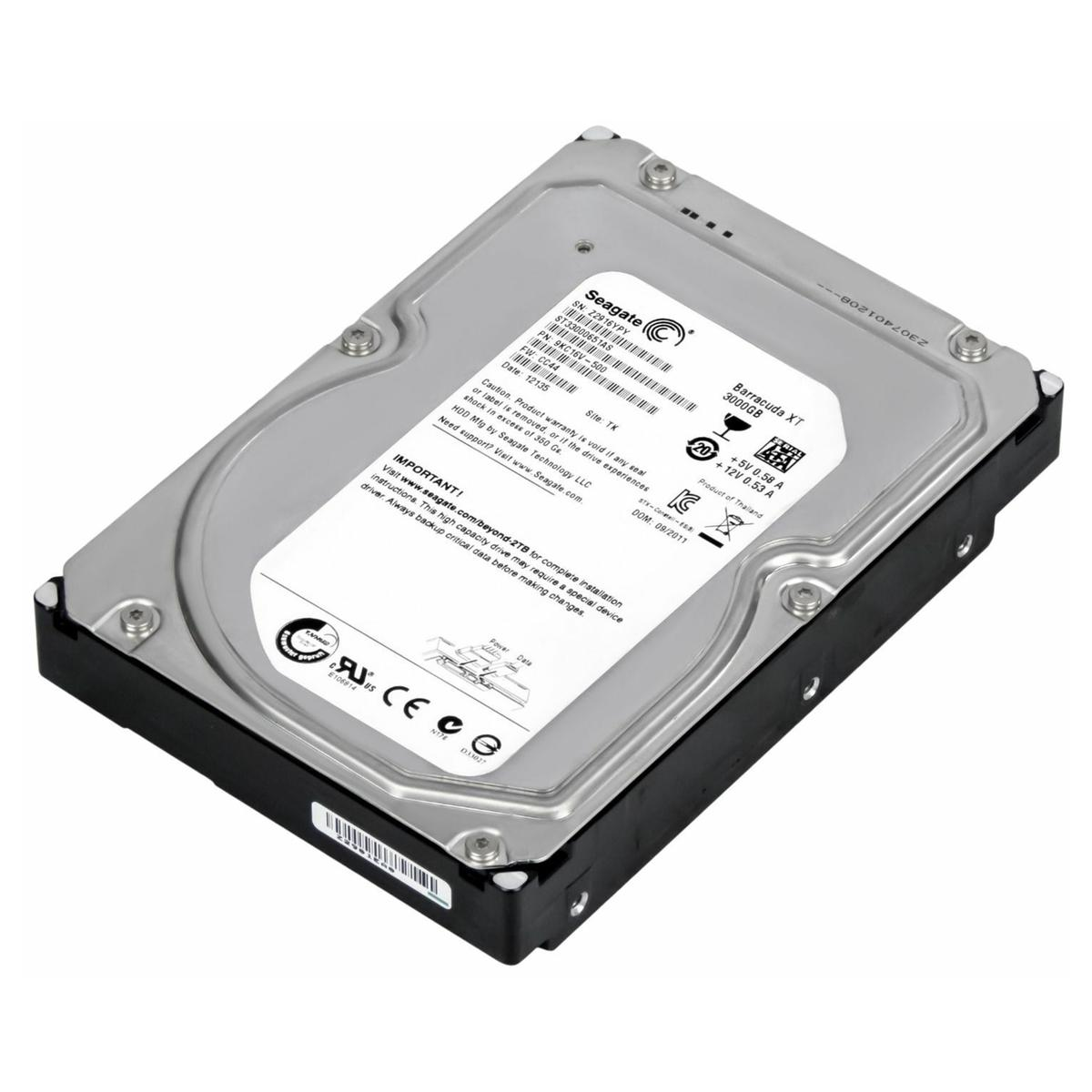 Un disco rigido Seagate Barracuda XT. Parte superiore argentata con etichette, base nera. Informazioni dettagliate sull'etichetta.