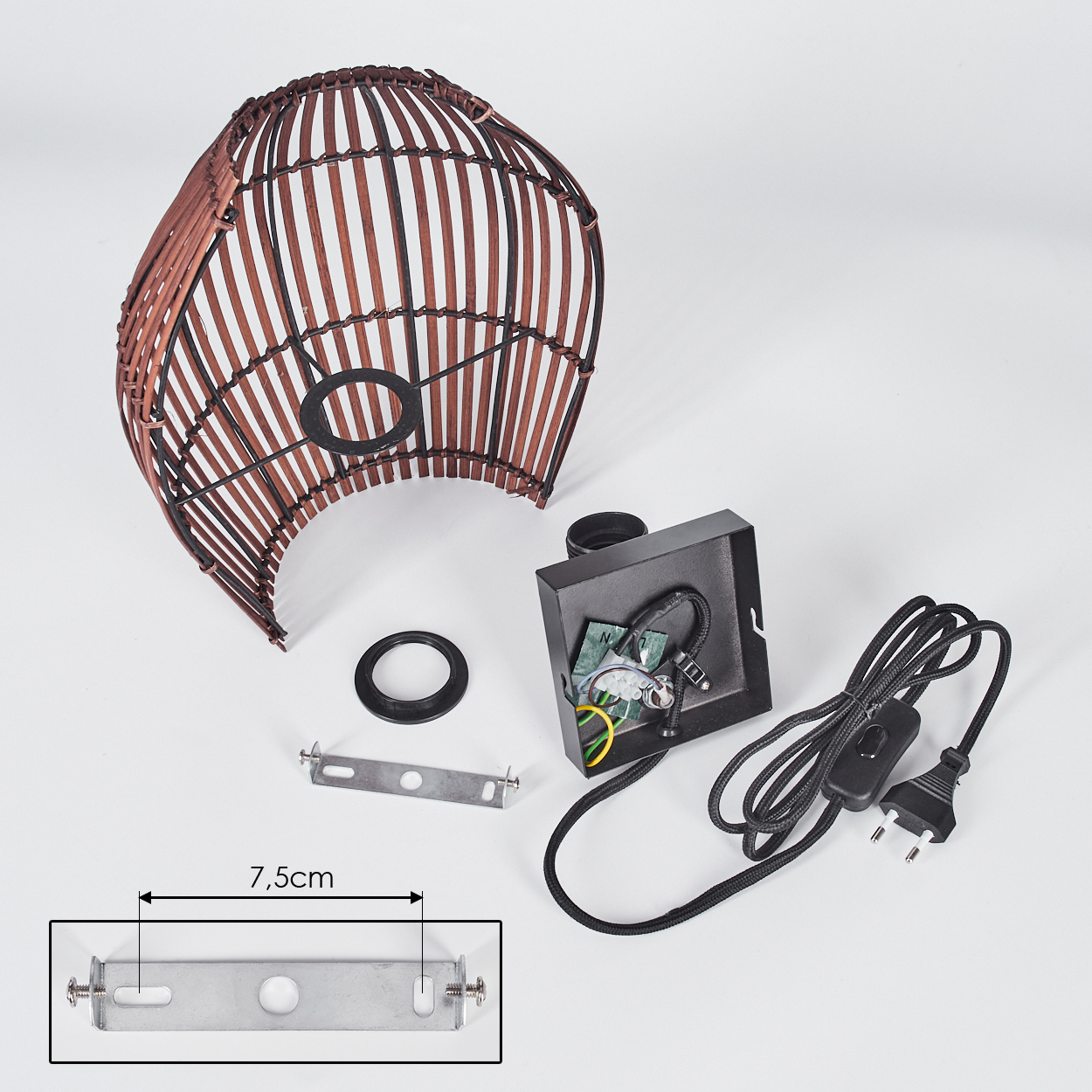 Eine zerlegte Lampe mit braunem Bambusschirm, schwarzen elektrischen Komponenten und einer Metallhalterung, alles auf weißem Untergrund.