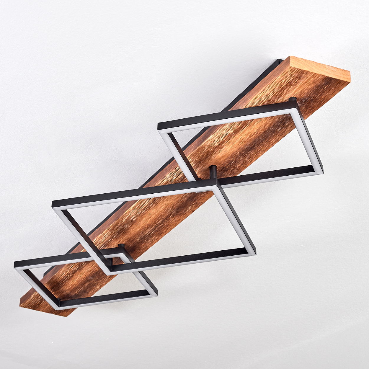 Eine moderne Deckenleuchte. Sie hat ein Holzbrett mit sich kreuzenden schwarzen und weißen quadratischen Rahmen.