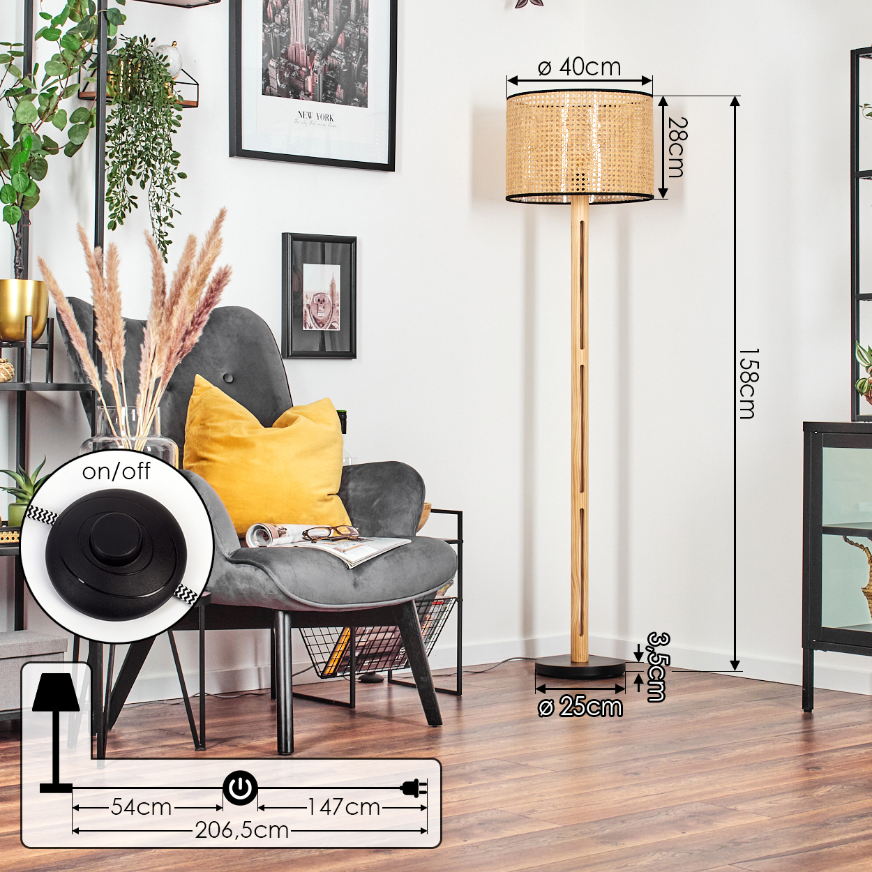 Eine Stehlampe mit gewebtem Schirm steht neben einem grauen Sessel mit gelbem Kissen. Ein New York Bild hängt an der Wand.