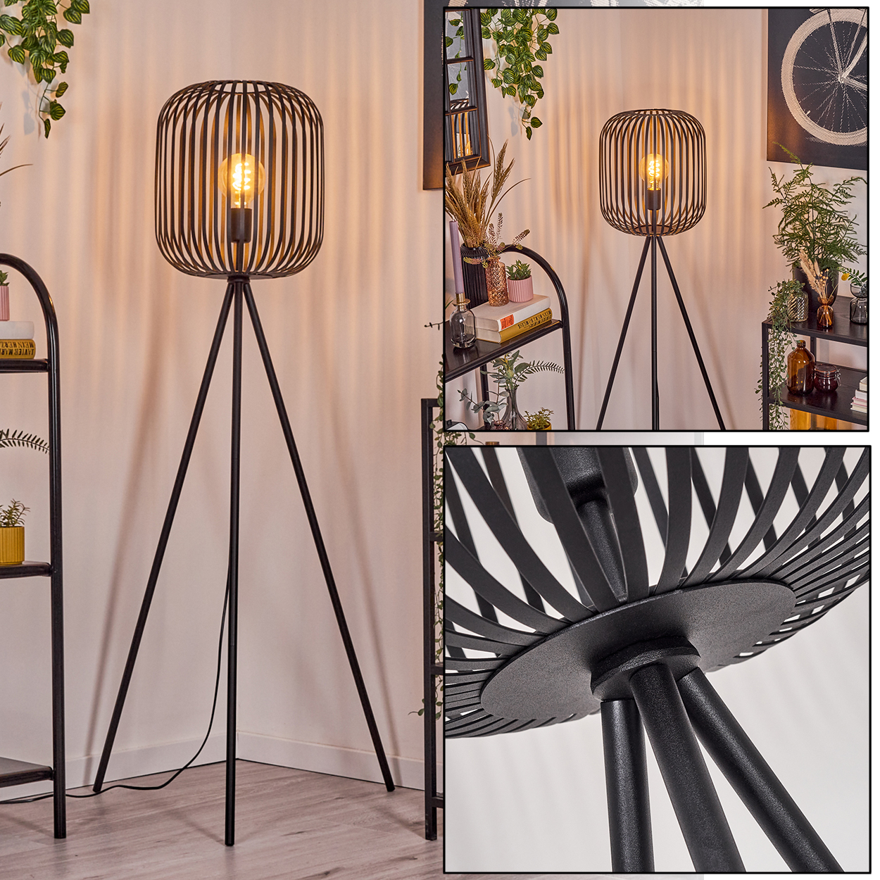 Eine schwarze Metall-Stehlampe mit käfigartigem Lampenschirm. Die Lampe steht auf einem Dreibein. Im Hintergrund sind Regale, Pflanzen und Kunst.