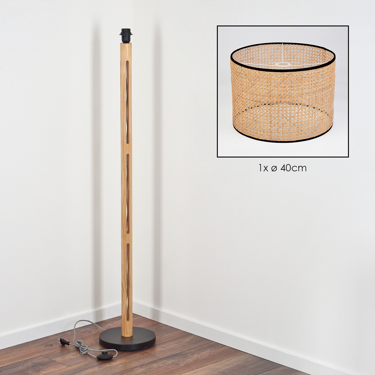 Eine Stehlampe aus Holz mit gewebtem Lampenschirm. Die Lampe ist hoch und schlank, der Schirm zylindrisch.