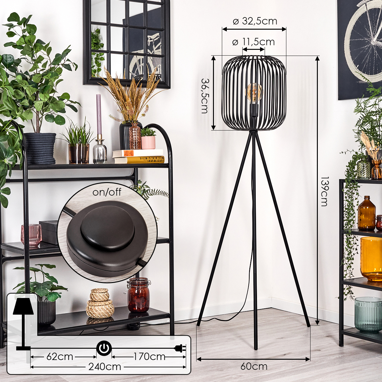 Ein modernes Zimmer mit einer schwarzen Stehlampe und Regalen. Die Lampe hat einen zylindrischen Schirm. Regale halten Pflanzen und Dekoration.