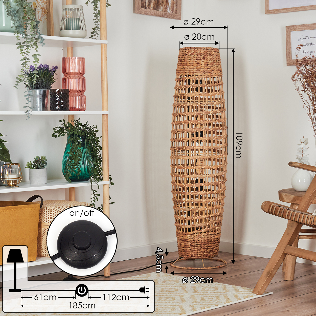 Eine gewebte Stehlampe aus Rattan steht hoch. Regale mit Dekorationen befinden sich links. Rechts steht ein Holzstuhl. Ein Fußschalter liegt auf dem Boden.